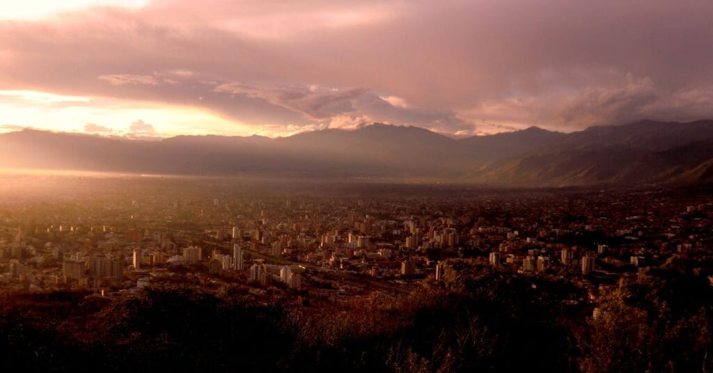 La ciudad de Cochabamba al atardecer