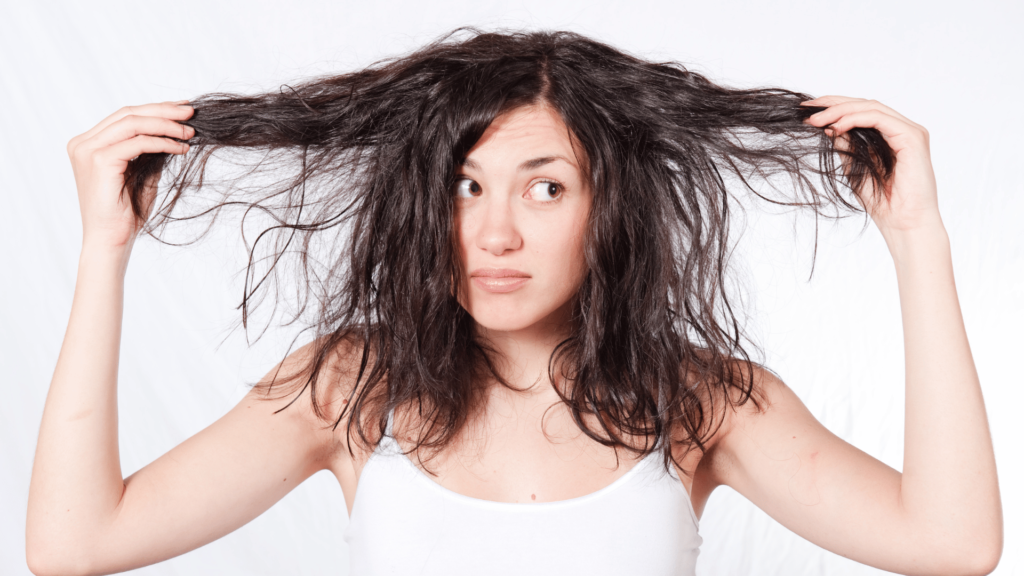 Cabello más fuerte y sano gracias al uso de colágeno y biotina.