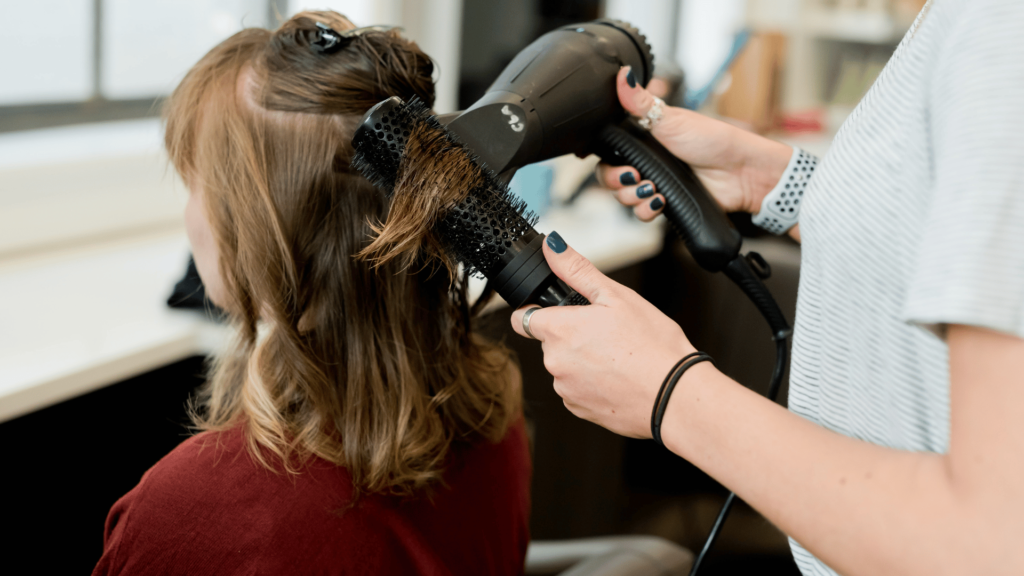 Uso de secadoras puede dañar el cabello sin colágeno y biotina adecuados.